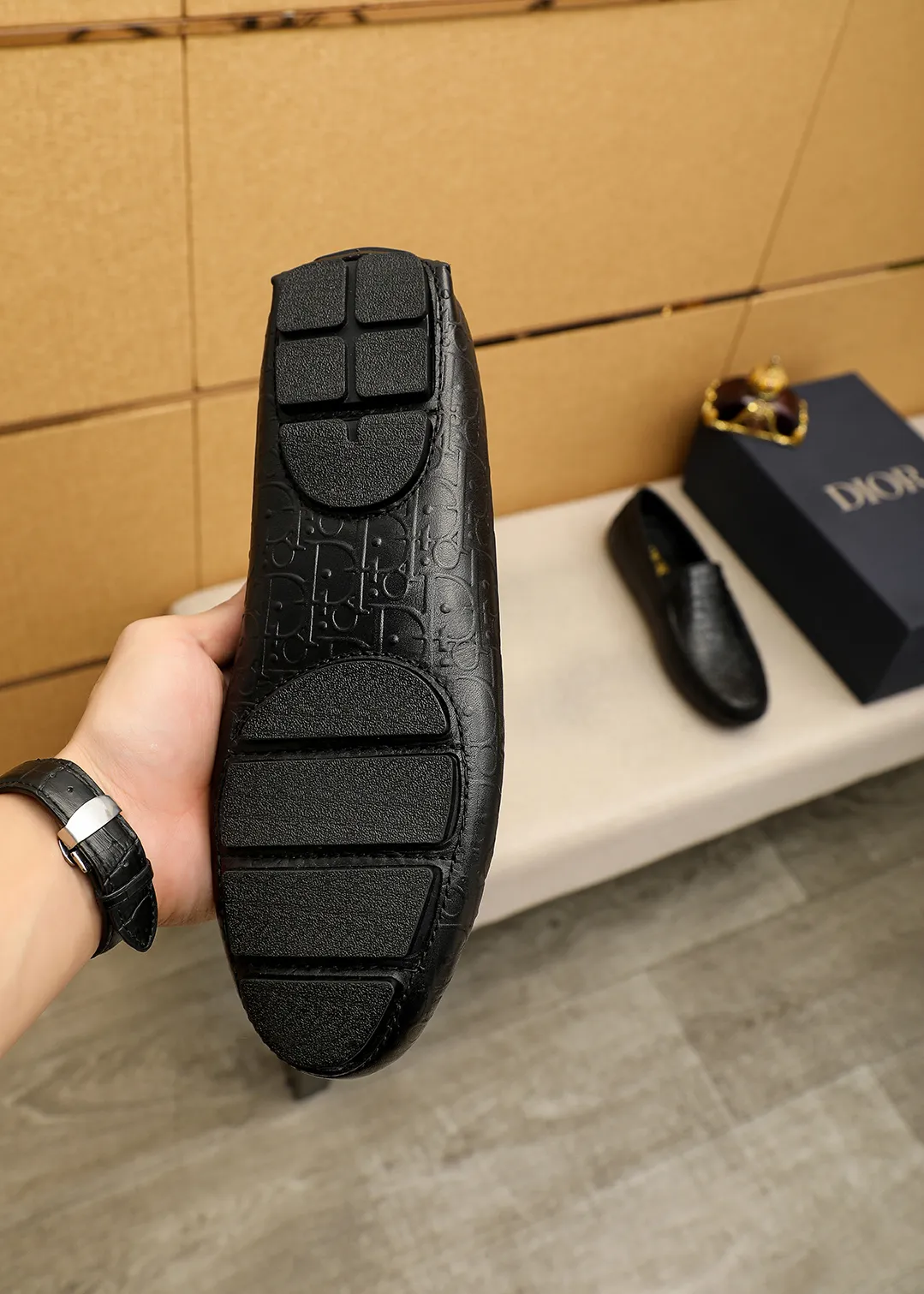 Men's shoes 💰420 💐 Product trademark: Dior "Dior" Doudou shoes Regular size: 38-44 (45🉑️customized) Product materials: Selected Italian imported first-layer calfskin embossed upper, imported water-dyed sheep 🐑 leather lining. Strong three-dimensional visual effect, original outsole color: 1⃣️color🉑️select